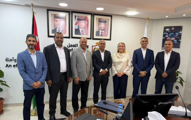 Read more about the article نقابه الموانئ توقع عقد عمل جماعي مع شركة “اي بي إم تيرمينال” لتحسين المزايا الوظيفية لـ 208 عامل وعاملة.
