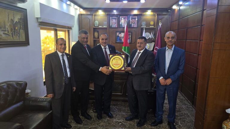 Read more about the article الفناطسة يبحث مع وفد نقابي مصري تعزيز التعاون وتبادل الخبرات